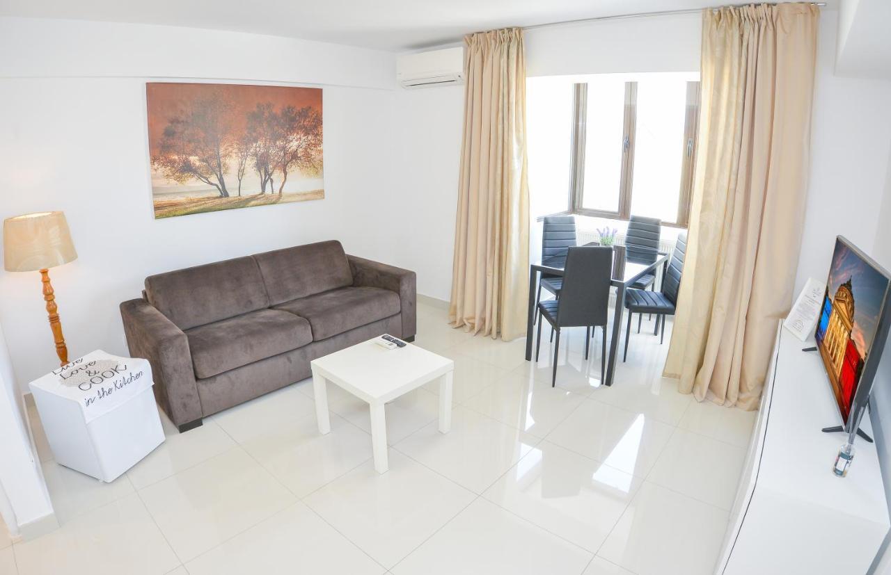 Apartment Square *
